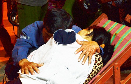 Phụ huynh học sinh bấu víu lấy nhau mà khóc nức nở, họ đang trải qua nỗi đau tột cùng khi mất con