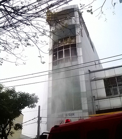 Khách sạn 5 tầng bốc cháy, khách thuê phòng hoảng loạn tháo chạy - 1 Hiện trường vụ cháy khách sạn