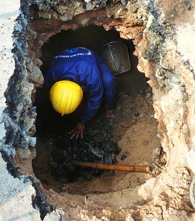 Hố tử thần "ngoạm" giao lộ sau khi bể ống thoát nước - 2 Lực lượng chức năng khắc phục sự cố