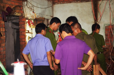 Đầu đạn phát nổ, người mất tay, nhà mất mái - 3 Cơ quan chức năng khám nghiệm hiện trường