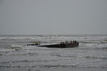Khu vực các em học sinh xuống tắm nằm sát công trình lấn biển với nhiều hố sâu nguy hiểm