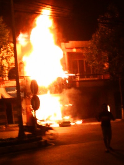 Ngọn lửa bao trùm toàn bộ tiệm may, bọc yên xe máy