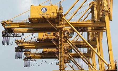 Xây cảng quốc tế trăm tỷ để…bỏ hoang - 4 3 cần cẩu loại lớn được dựng lên làm cảnh