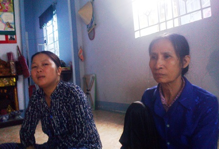 Chị Hương và bà nội bé Hà bức xúc kể lại sự việc