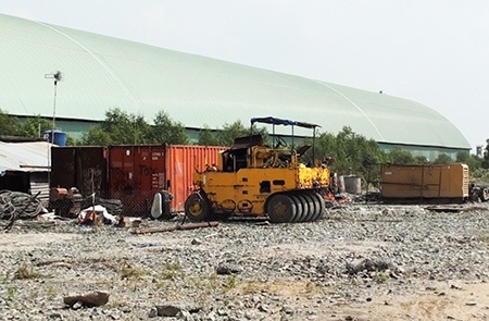Xây cảng quốc tế trăm tỷ để…bỏ hoang - 3 Nhà văn phòng bỏ hoang và một góc công trình cảng đang xuống cấp
