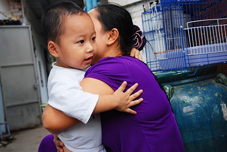 Vụ bảo mẫu đánh trẻ: “Con tôi không giật mình khóc đêm nữa” - 3 Bé Hoà hồn nhiên trong vòng tay của mẹ