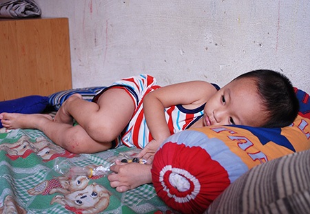 “Không ép trẻ ăn đồ ói ra thì lấy đâu cháo cho ăn tiếp?” - 2 Tinh thần của các bé bị hành hạ bị ảnh hưởng nghiêm trọng