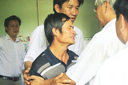 7 học sinh giỏi và chuyến du lịch định mệnh - 4 Bố của Lâm đau đớn đón con về