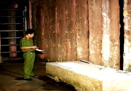Voi quật chết người vì “dị ứng” mùi sơn? - 1 Hiện trường anh Tài bị con voi quật văng vào bể chứa nước dẫn đến tử vong