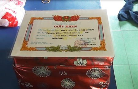 7 học sinh giỏi và chuyến du lịch định mệnh - 5 Giấy khen và phần thưởng mà Lâm chưa kịp mở