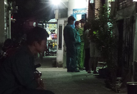 Cơ quan công an làm việc tại căn nhà gã thanh niên cầm dao xông vào khống chế bé gái 2 tuổi