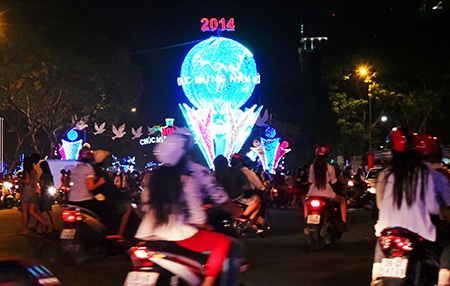 Giáng sinh đã tràn về từng con phố - 6 Những biểu tương không thể thiếu trong mùa lễ hội và chào đón năm mới (Ảnh: Trung Kiên)