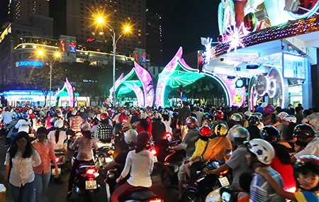 Giáng sinh đã tràn về từng con phố - 3 Người dân đổ về các cung đường nổi bật của thành phố