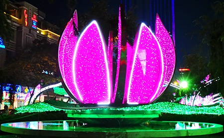 Giáng sinh đã tràn về từng con phố - 5 Những biểu tương không thể thiếu trong mùa lễ hội và chào đón năm mới (Ảnh: Trung Kiên)