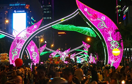 Giáng sinh đã tràn về từng con phố - 4 Đèn hoa lộng lẫy