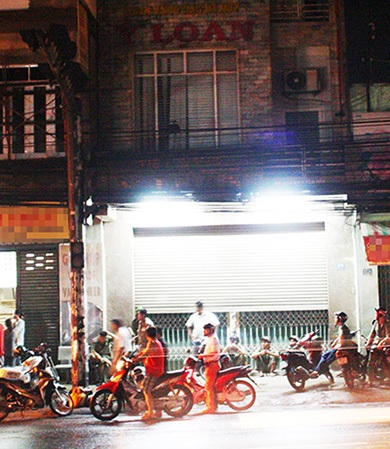 Một tiệm vàng “trốn nợ” 300 tỷ đồng? - 1 Người dân tụ tập trước tiệm vàng Ý Loan khi nghe thông tin tiệm vàng này có nguy cơ vỡ nợ
