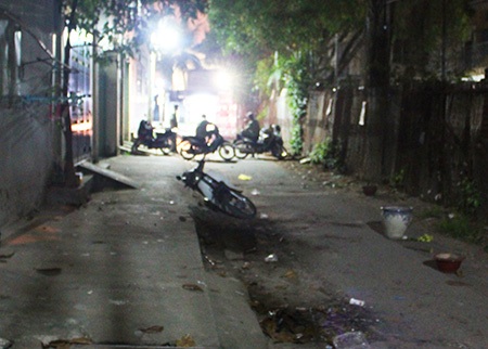 Vụ bắt bé gái 2 tuổi làm con tin qua lời kể nhân chứng - 1 Hiện trường ông Trệt bị gã thanh niên đâm trọng thương