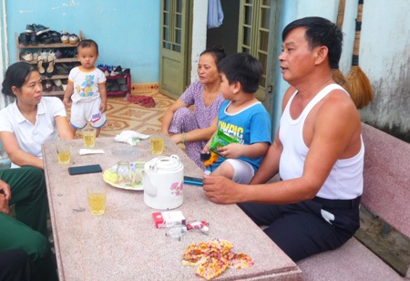 Vụ ong đốt chết người: Cuộc “tổng tấn công” của bầy ong hung dữ - 2 Nhiều người lao vào giải cứu ông Hảo nhưng cũng bị đàn ong vò vẽ tấn công phải tháo chạy