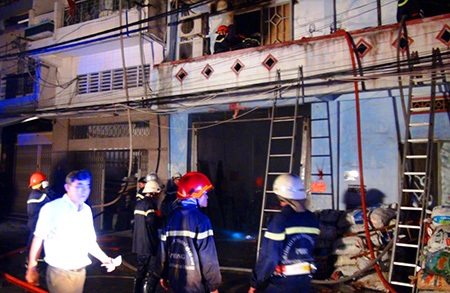 Lính cứu hoả tiếp cận hiện trường vụ cháy đêm 23/12