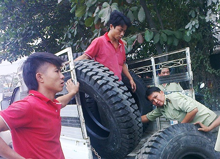 Lật tẩy một cơ sở “hô biến” lốp xe ô tô “rởm” thành “xịn” - 2 Một số lốp xe “rởm” bị thu giữ