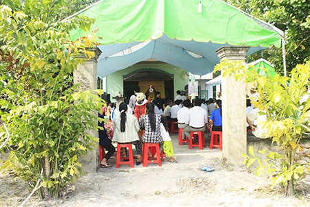7 học sinh bị sóng cuốn: “Em nó vẫn đang chờ quà...” - 1 Long đang được gia đình lo hậu sự