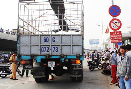 Đứng chờ người thân, bị xe tải chạy lùi cán chết - 1 Hiện trường vụ tai nạn khiến một người thiệt mạng