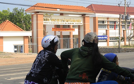 7 học sinh bị sóng cuốn: “Em nó vẫn đang chờ quà...” - 4 Bé Giang vẫn đang chờ quà của anh Long