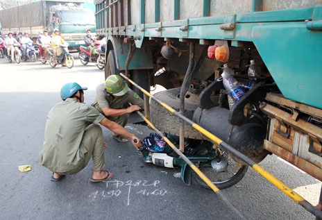 Một phụ nữ thoát chết may mắn dưới gầm xe tải - 2 Chiếc xe máy nằm gọn dưới gầm xe tải