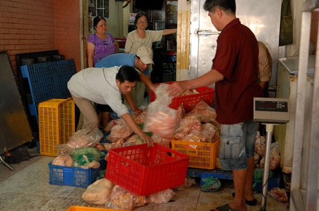 Phát hiện gần 2 tấn thịt gà chảy nước, bốc mùi - 1 Thịt gà bẩn được phát hiện