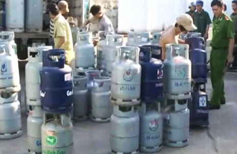 Triệt phá điểm sang chiết gas “lậu” cực lớn - 1 Các bình gas lậu bị kiểm tra, thu giữ