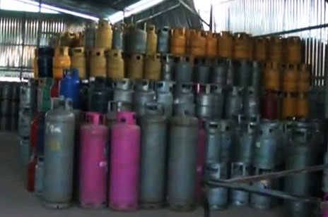 Triệt phá điểm sang chiết gas “lậu” cực lớn - 4 Hàng ngàn vỏ bình gas cũng bị tạm giữ