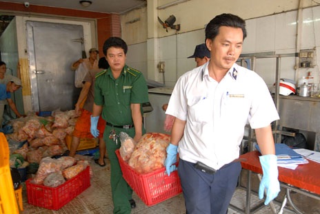 Phát hiện gần 2 tấn thịt gà chảy nước, bốc mùi - 3 Số hàng vi phạm bị lực lượng chức năng thu giữ