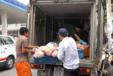 Phát hiện gần 2 tấn thịt gà chảy nước, bốc mùi - 4 Số hàng vi phạm bị lực lượng chức năng thu giữ