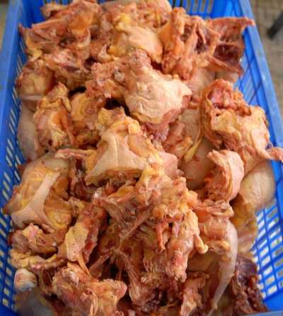 Phát hiện gần 2 tấn thịt gà chảy nước, bốc mùi - 2 Thịt gà bẩn được phát hiện