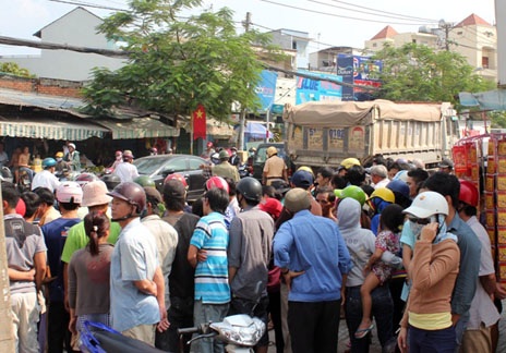 Va chạm với “hung thần”, một lái xe ôm chết thảm - 2 Người dân hiếu kì vây quanh nơi xảy ra vụ tai nạn thương tâm