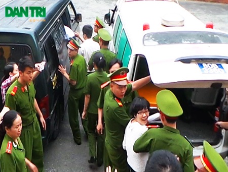 Siêu lừa Huyền Như cười với người thân trước khi lên xe đặc chủng