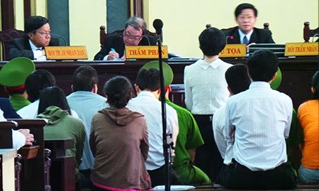 Phiên toà bắt đầu lúc 8h sáng bằng việc chất vấn siêu lừa Huyền Như