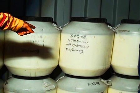 Chất "lạ" hôi thối trong 10 container hàng lậu "lọt" lưới hải quan - 2 Loại hoá chất này không rõ nguồn gốc