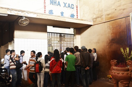 Người thân các nạn nhân chờ vào nhận diện con em mình