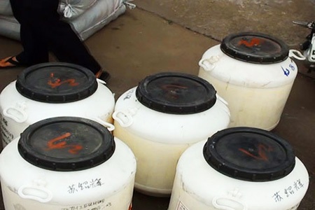 Chất "lạ" hôi thối trong 10 container hàng lậu "lọt" lưới hải quan - 1 Những hộp chứa chất lạ được phát hiện trong các container nhập lậu