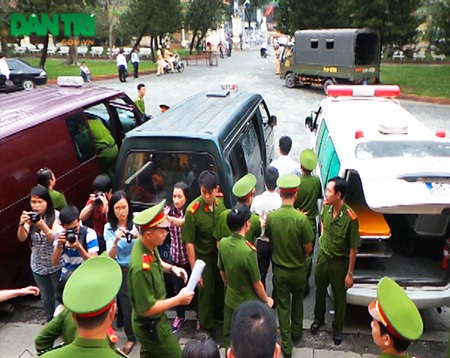 17h chiều 7/1, các bị cáo được áp giải rời khỏi TAND TP.HCM