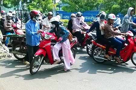 Nữ sinh giằng co với tên cướp xe máy táo tợn - 1 Nữ sinh đẩy xe máy đi sửa sau khi bị tên cướp tấn công