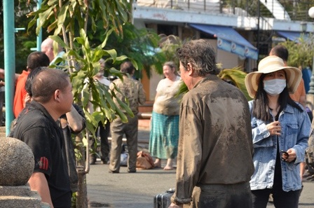 Du khách nước ngoài thoát chết nhưng người đầy bùn đất sau vụ cháy tàu