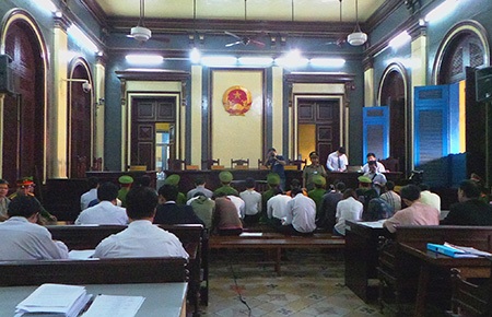 Siêu lừa Huyền Như tỉnh queo khai thủ đoạn lừa đảo nghìn tỷ - 6 Siêu lừa Huyền Như được áp giải đến TAND TPHCM