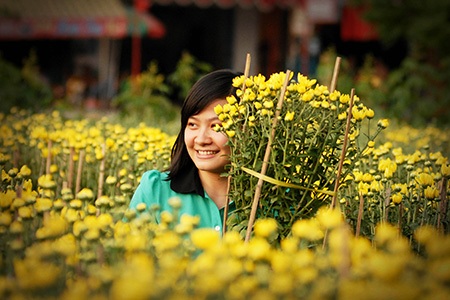 Thiếu nữ thích thú giữa sắc hoa