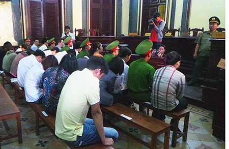 Siêu lừa Huyền Như tỉnh queo khai thủ đoạn lừa đảo nghìn tỷ - 5 Siêu lừa Huyền Như được áp giải đến TAND TPHCM