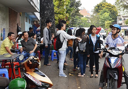 Vụ nổ làm 4 sinh viên thiệt mạng: Đau đớn nhận xác người thân - 4 Bạn học chung của các nạn nhân đến nhà xác tiễn bạn