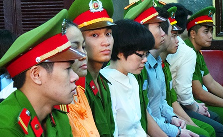 Siêu lừa Huyền Như tỉnh queo khai thủ đoạn lừa đảo nghìn tỷ - 8 Siêu lừa Huyền Như được áp giải đến TAND TPHCM