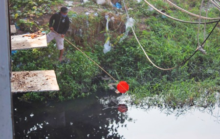 Đội ngũ săn phương tiện của ông Táo dưới sông