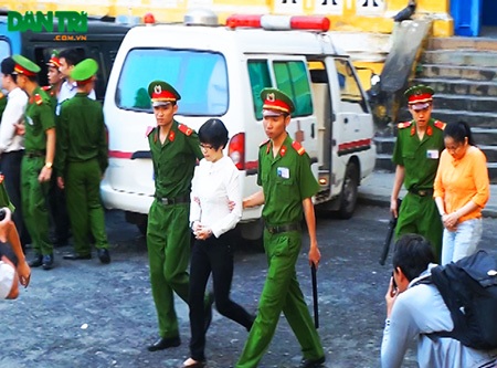 Siêu lừa Huyền Như tỉnh queo khai thủ đoạn lừa đảo nghìn tỷ - 4 Siêu lừa Huyền Như được áp giải đến TAND TPHCM